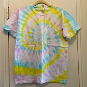 Tie-dye crew neck tee.
